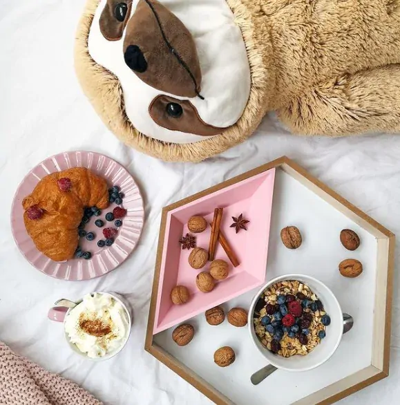 Dřevěný tác s vnitřní růžovou miskou 