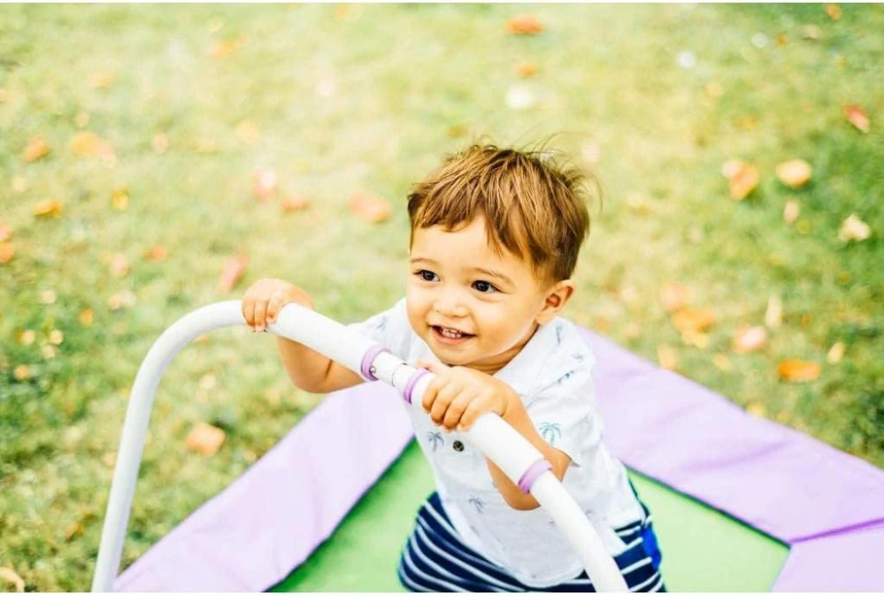 Dětská trampolína s držadlem, 79 x 79 x 109 cm