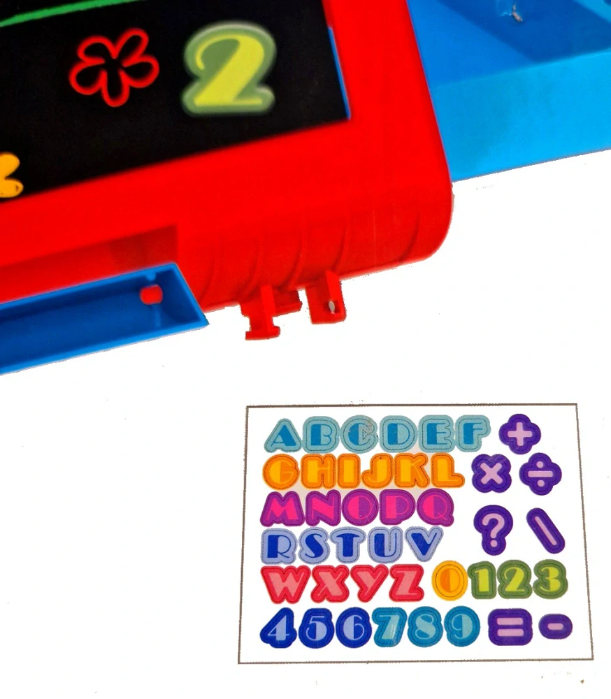 Kreslící tabulka s kufříkem, pastelky, houbička a magnetky s čísly a písmeny 50 x 35 cm