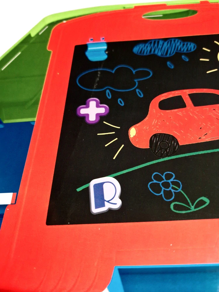 Kreslící tabulka s kufříkem, pastelky, houbička a magnetky s čísly a písmeny 50 x 35 cm